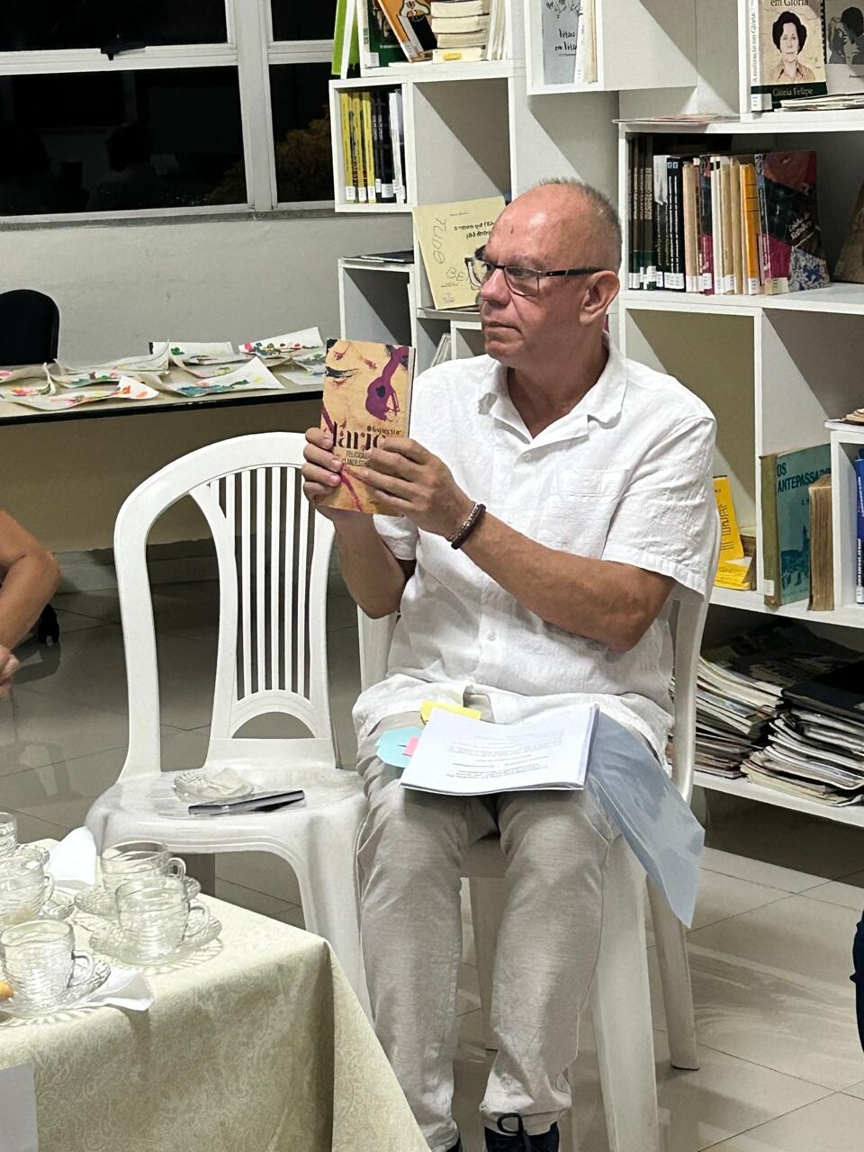 biblioteca-municipal-ely-de-araujo-recebe-psicanalista-paulo-novais-em-encontro-do-clube-de-leitura